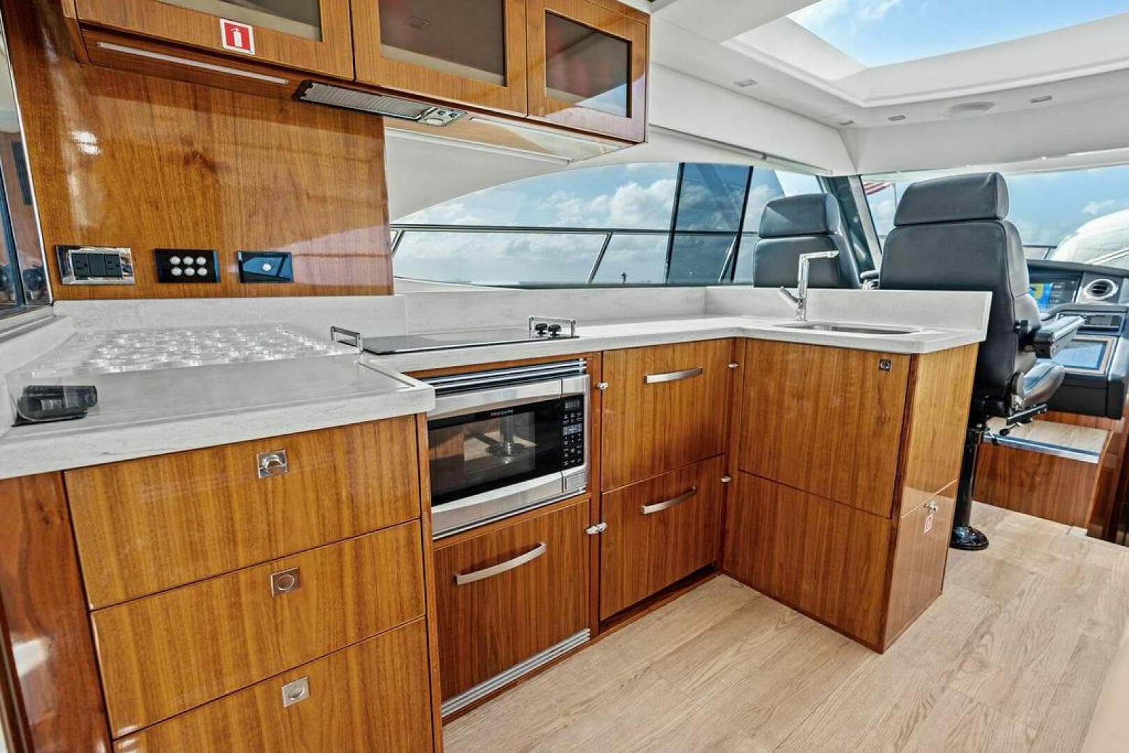 2018 Riviera 4800 Sport Yacht — photo 16