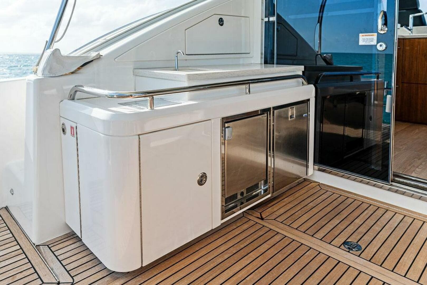 2018 Riviera 4800 Sport Yacht — photo 12