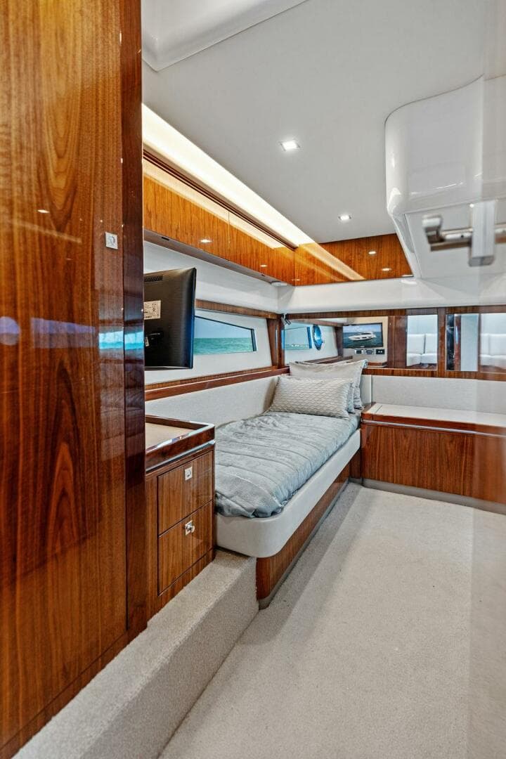 2018 Riviera 4800 Sport Yacht — photo 28