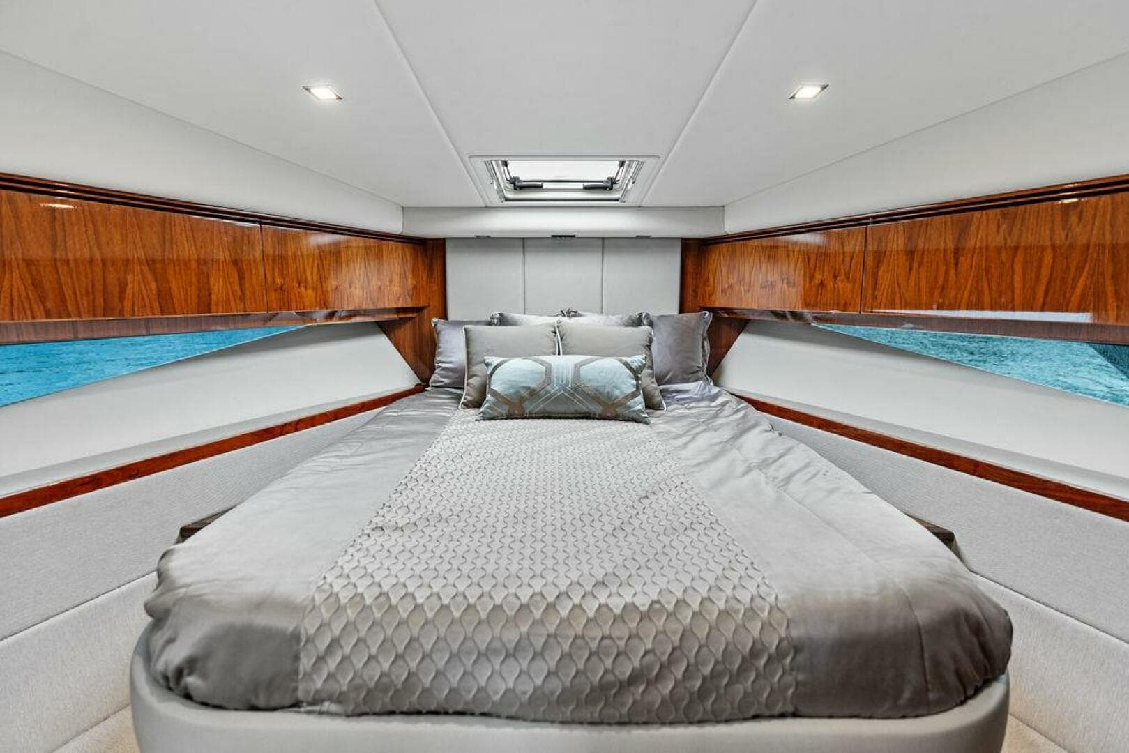 2018 Riviera 4800 Sport Yacht — photo 25