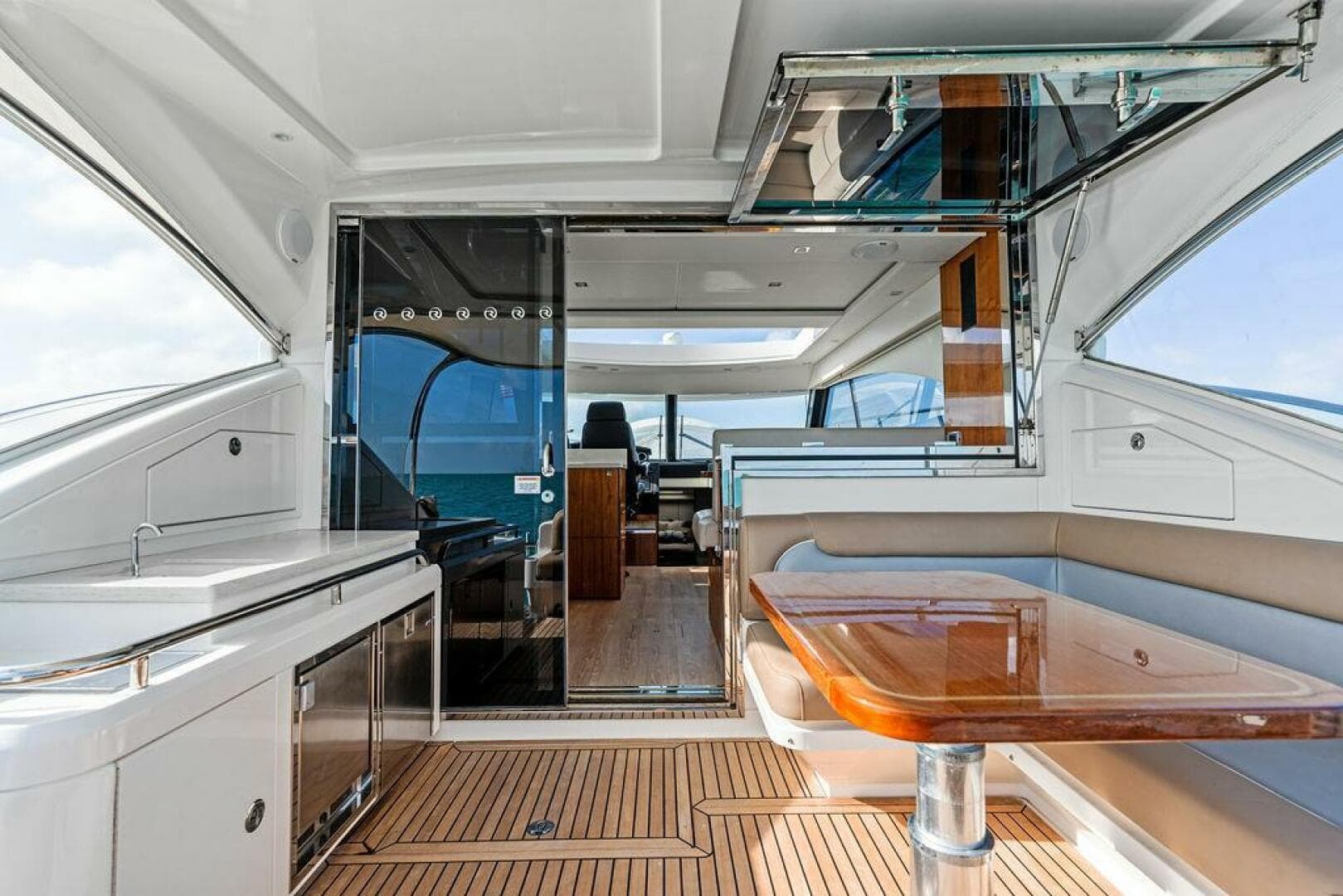 2018 Riviera 4800 Sport Yacht — photo 13