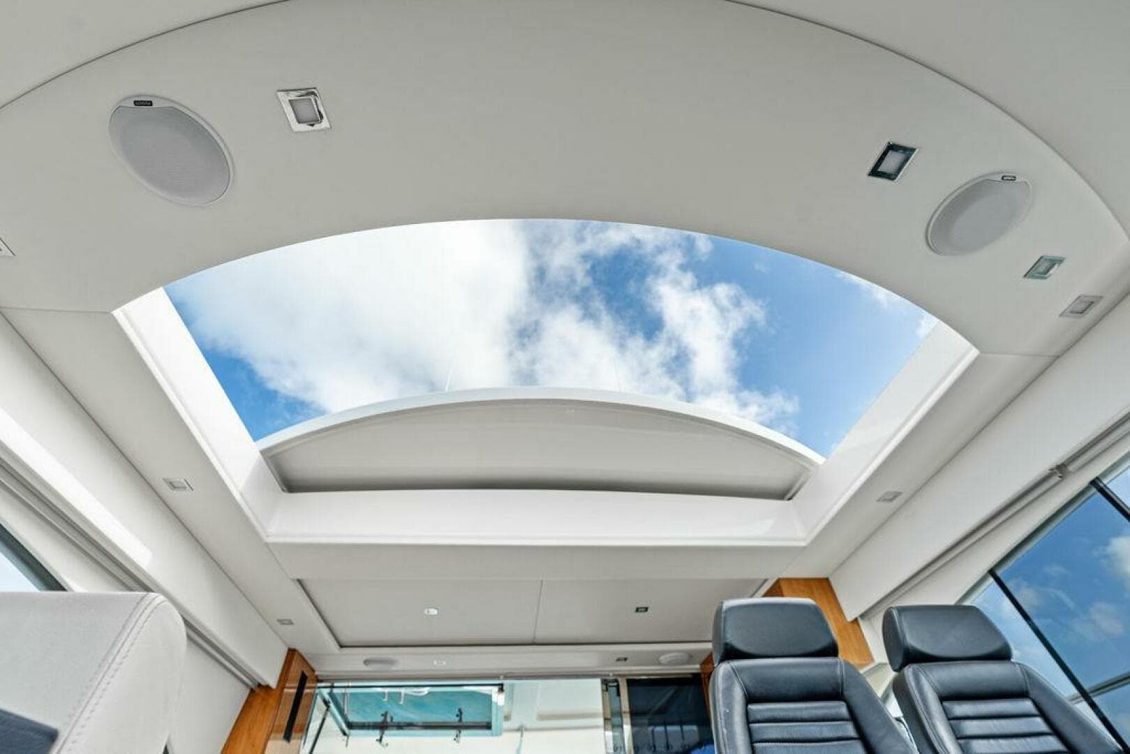 2018 Riviera 4800 Sport Yacht — photo 18