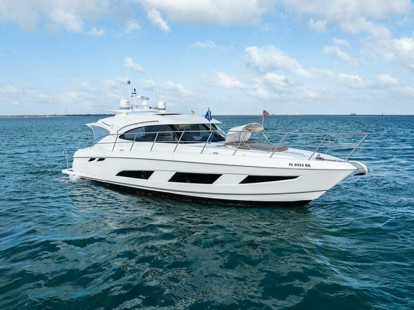 2018 Riviera 4800 Sport Yacht — photo 2