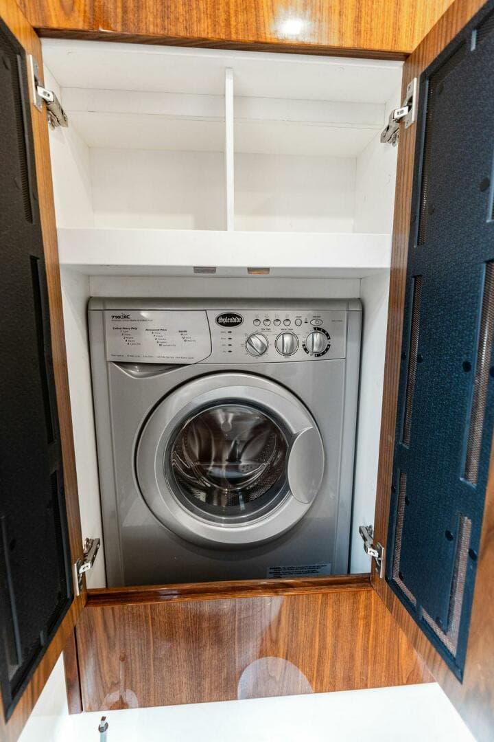 2018 Riviera 4800 Sport Yacht — photo 32