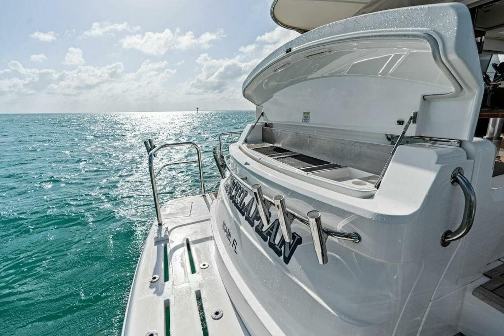 2018 Riviera 4800 Sport Yacht — photo 8