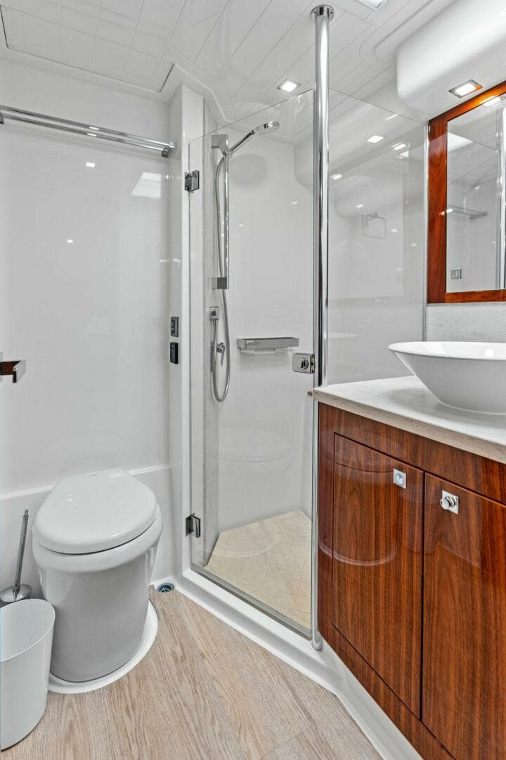 2018 Riviera 4800 Sport Yacht — photo 27