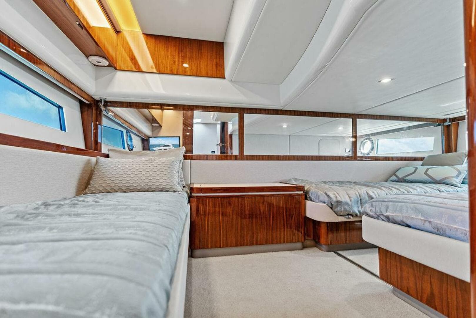2018 Riviera 4800 Sport Yacht — photo 29