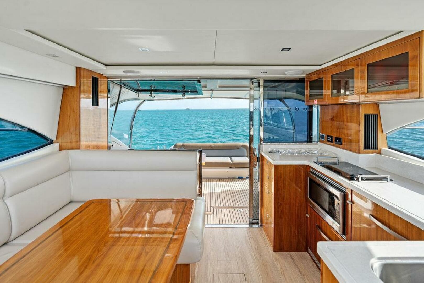 2018 Riviera 4800 Sport Yacht — photo 14