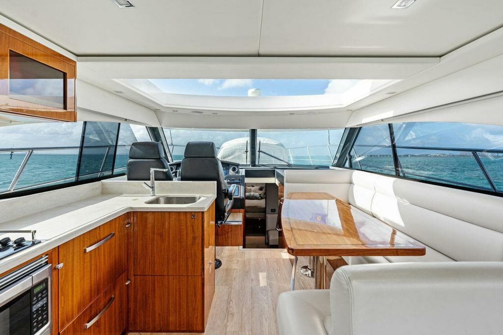 2018 Riviera 4800 Sport Yacht — photo 15