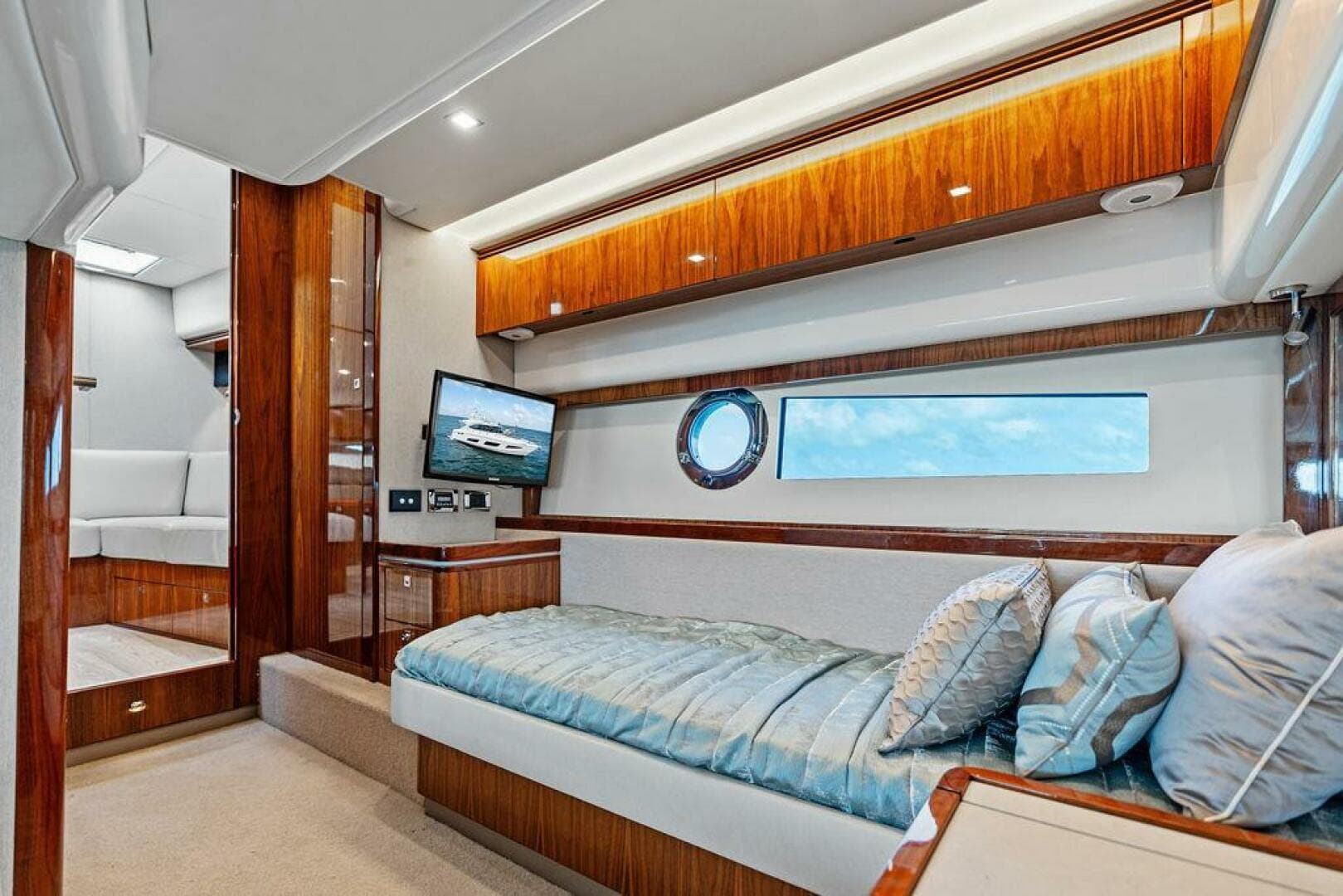 2018 Riviera 4800 Sport Yacht — photo 31