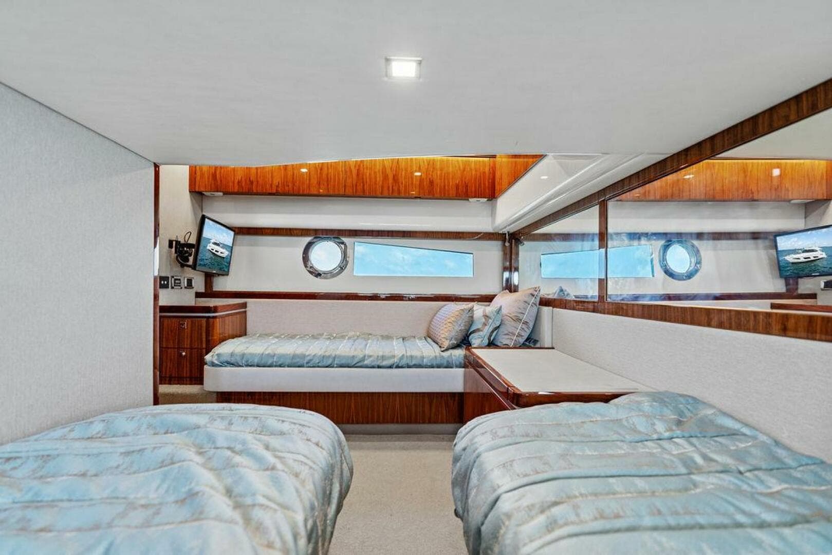 2018 Riviera 4800 Sport Yacht — photo 30