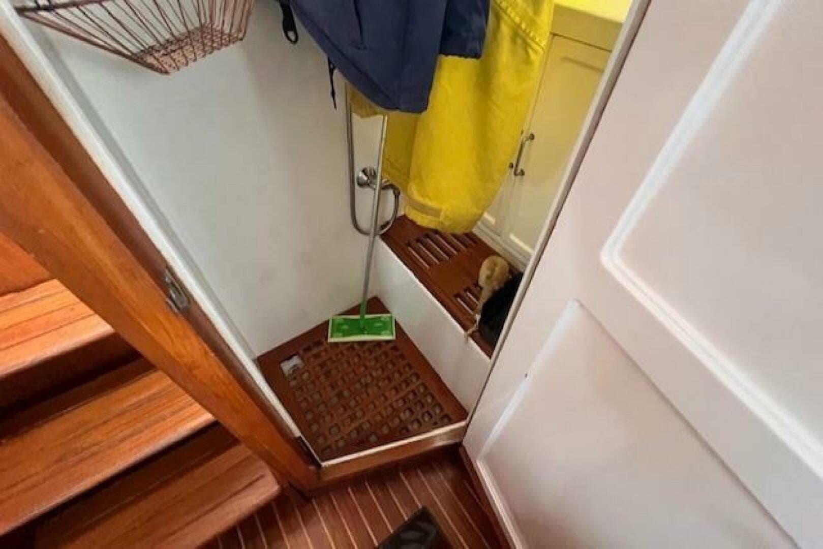 2001 Island Gypsy Euro Sedan Trawler — photo 33