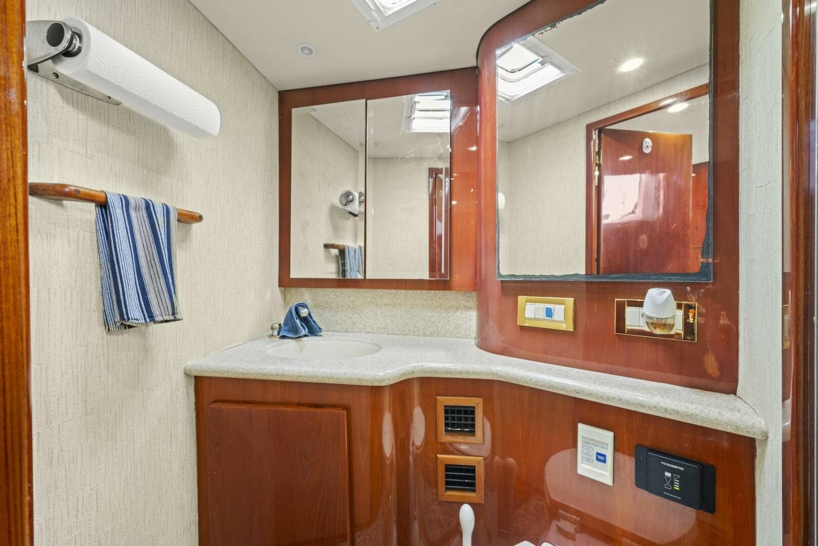 2006 Buddy Davis 48 Express — photo 36