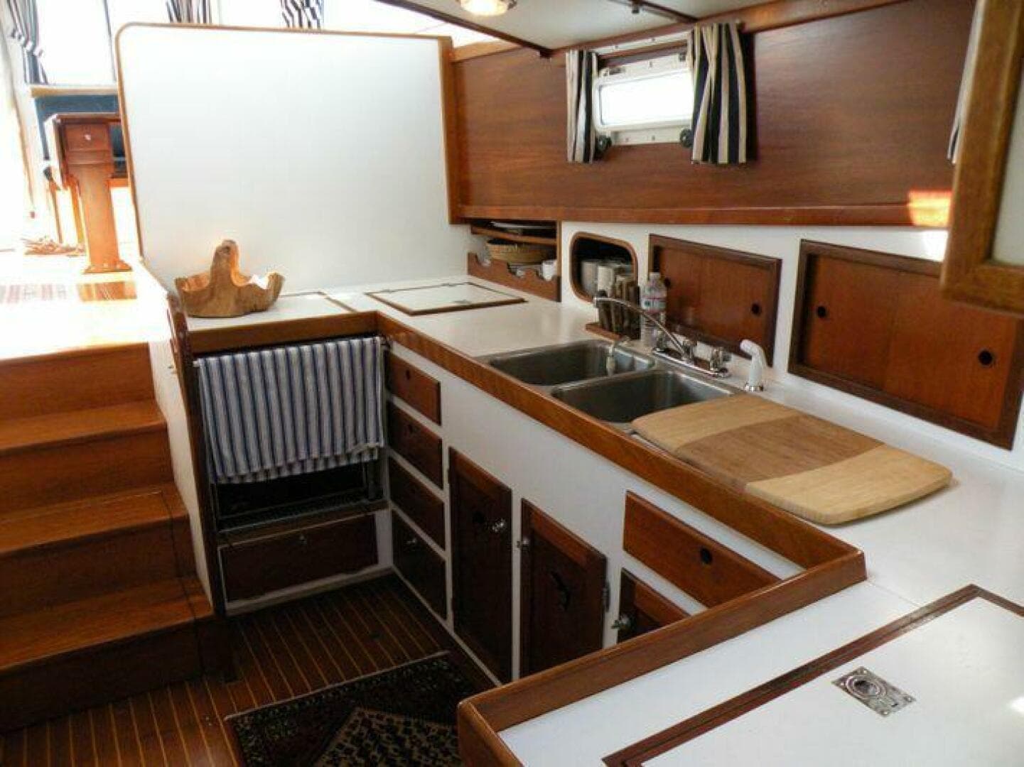 1987 Lyman-Morse Flybridge Cruiser — photo 11