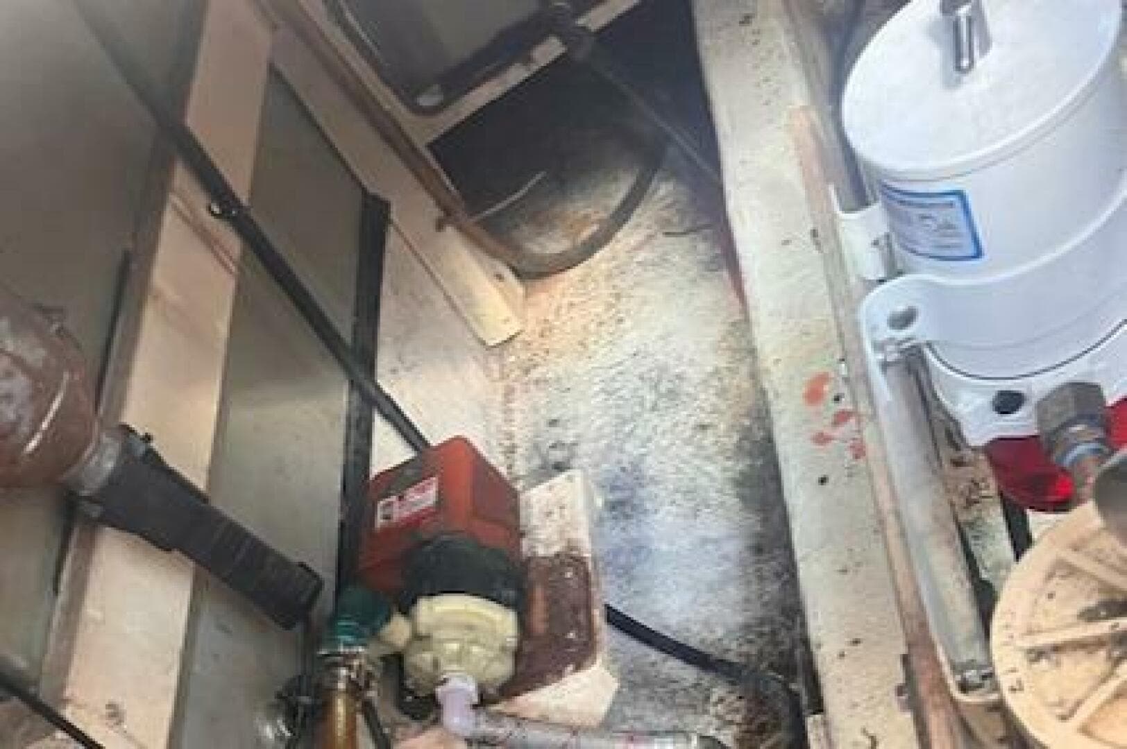 1980 Grand Banks 32 Flybridge Trawler — photo 12