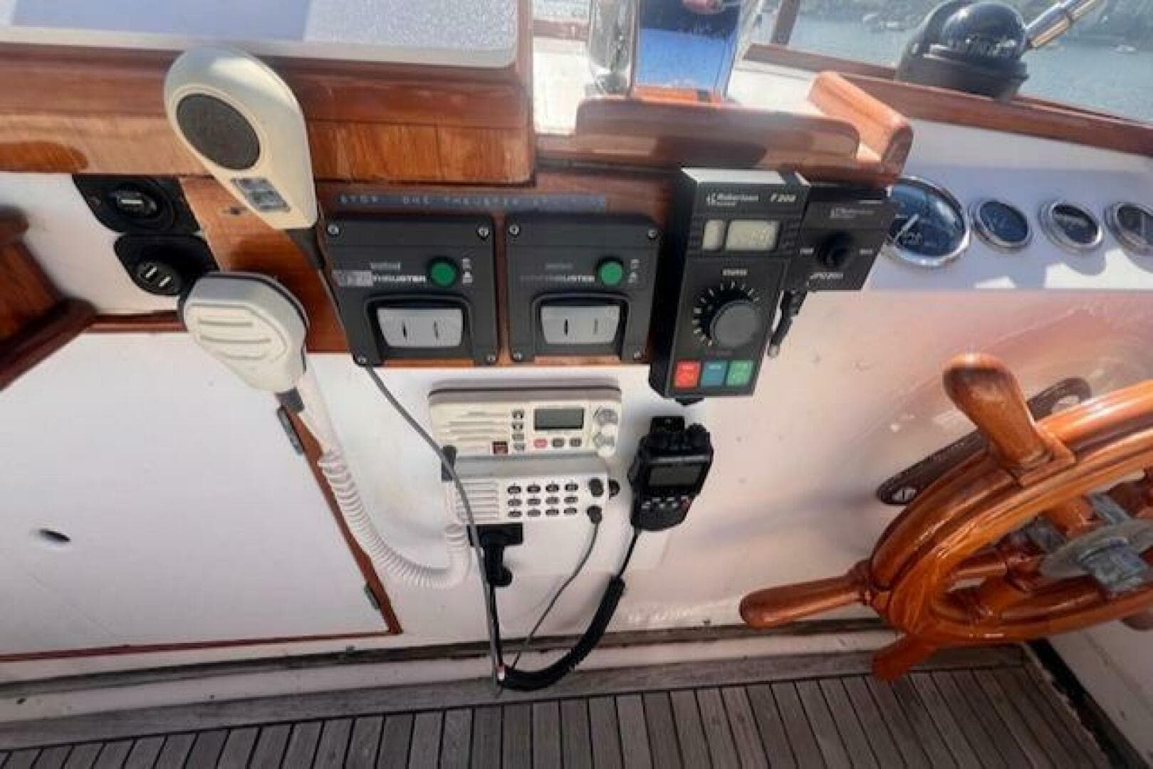 1980 Grand Banks 32 Flybridge Trawler — photo 24