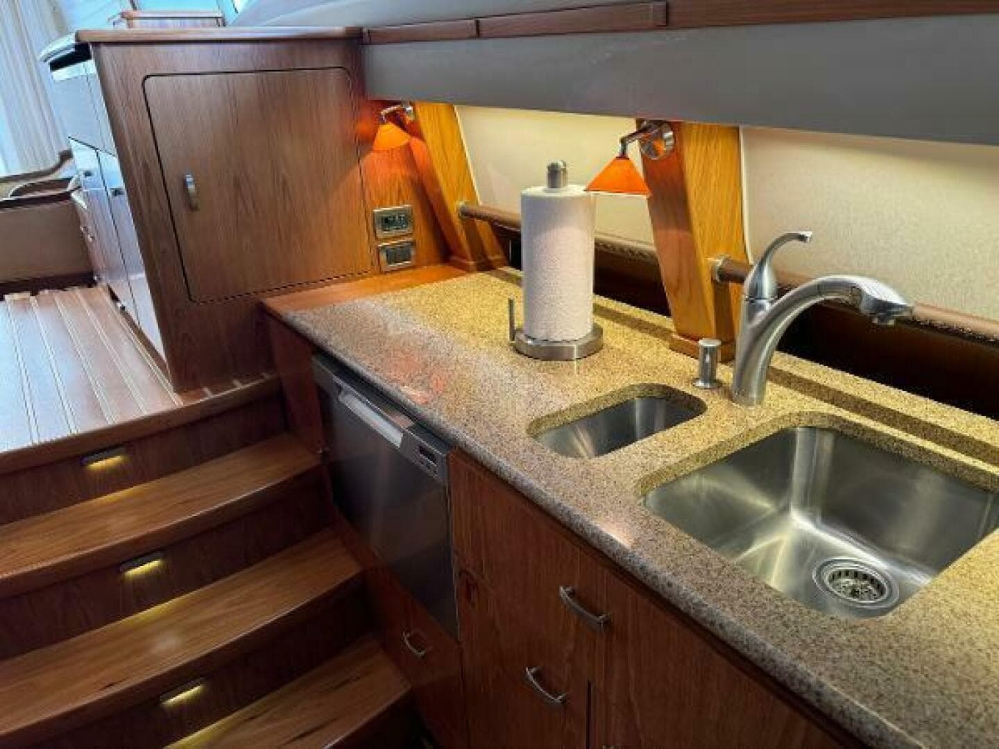 2010 Tiara Yachts 5800 Sovran — photo 47