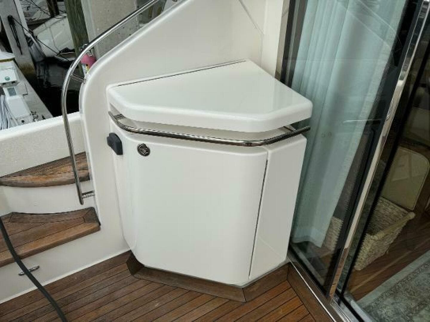 2010 Tiara Yachts 5800 Sovran — photo 11