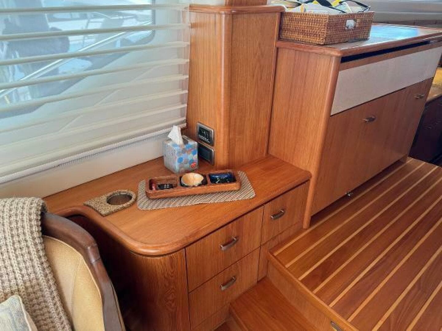 2010 Tiara Yachts 5800 Sovran — photo 41