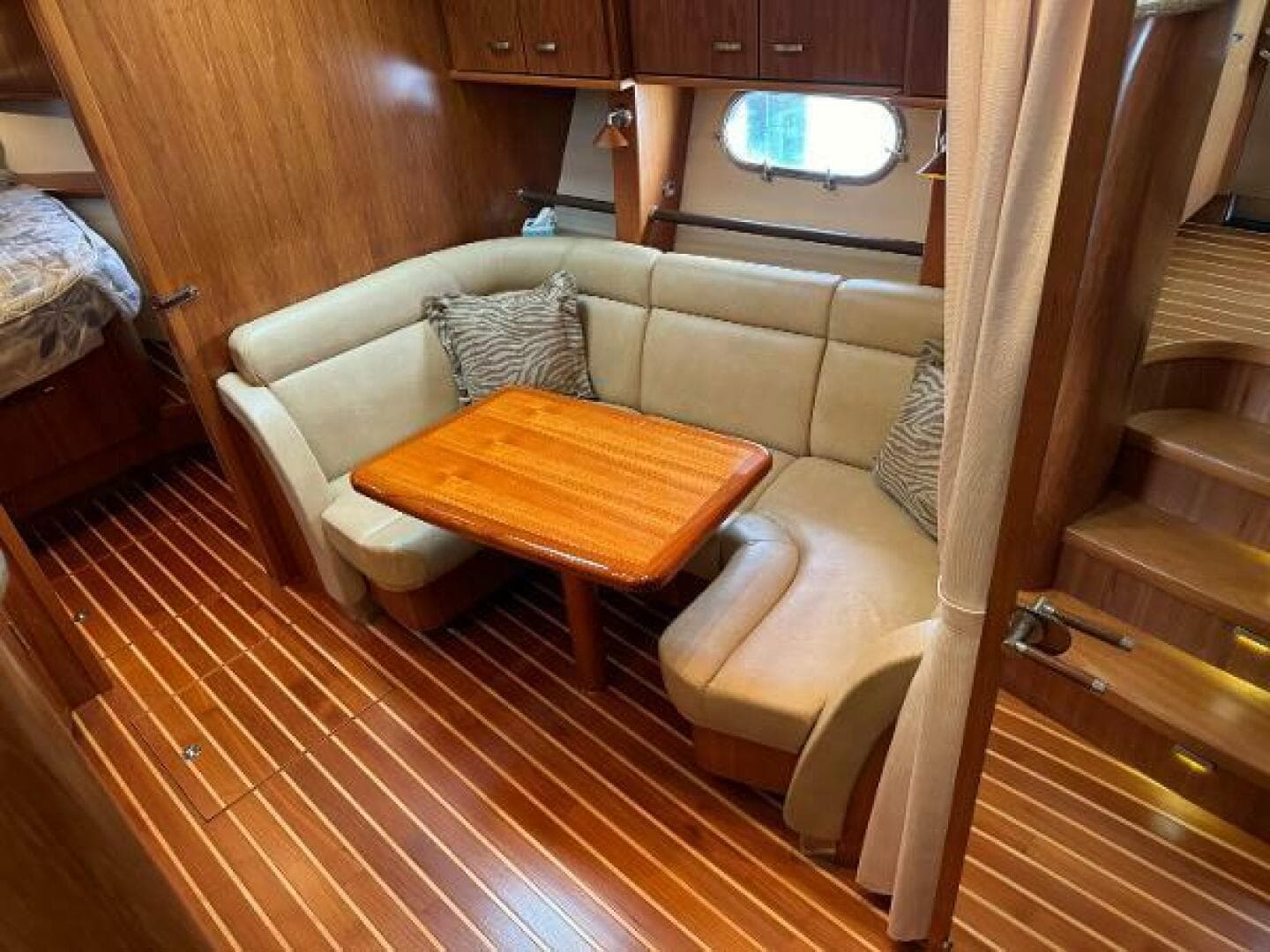 2010 Tiara Yachts 5800 Sovran — photo 57