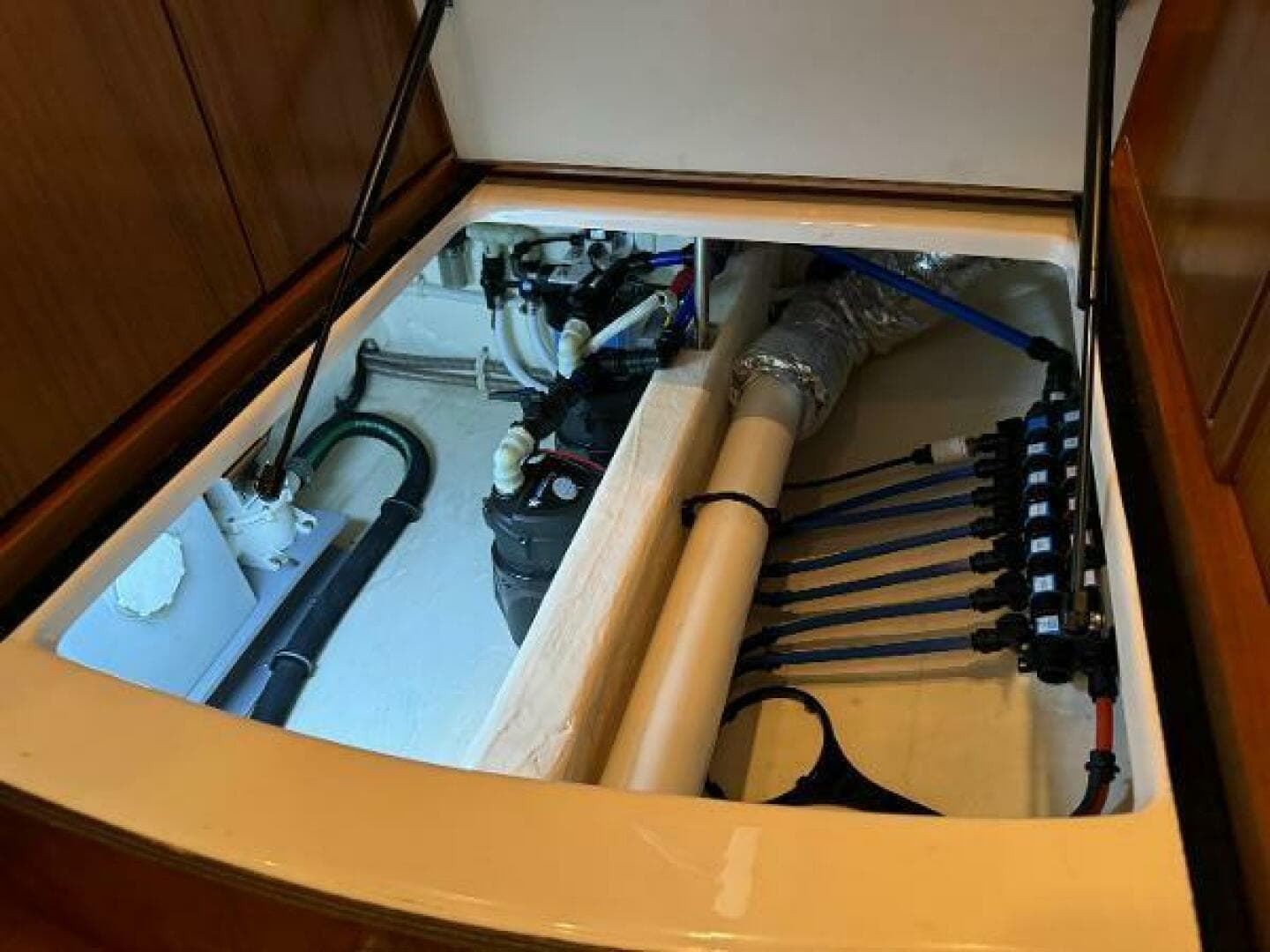 2010 Tiara Yachts 5800 Sovran — photo 90