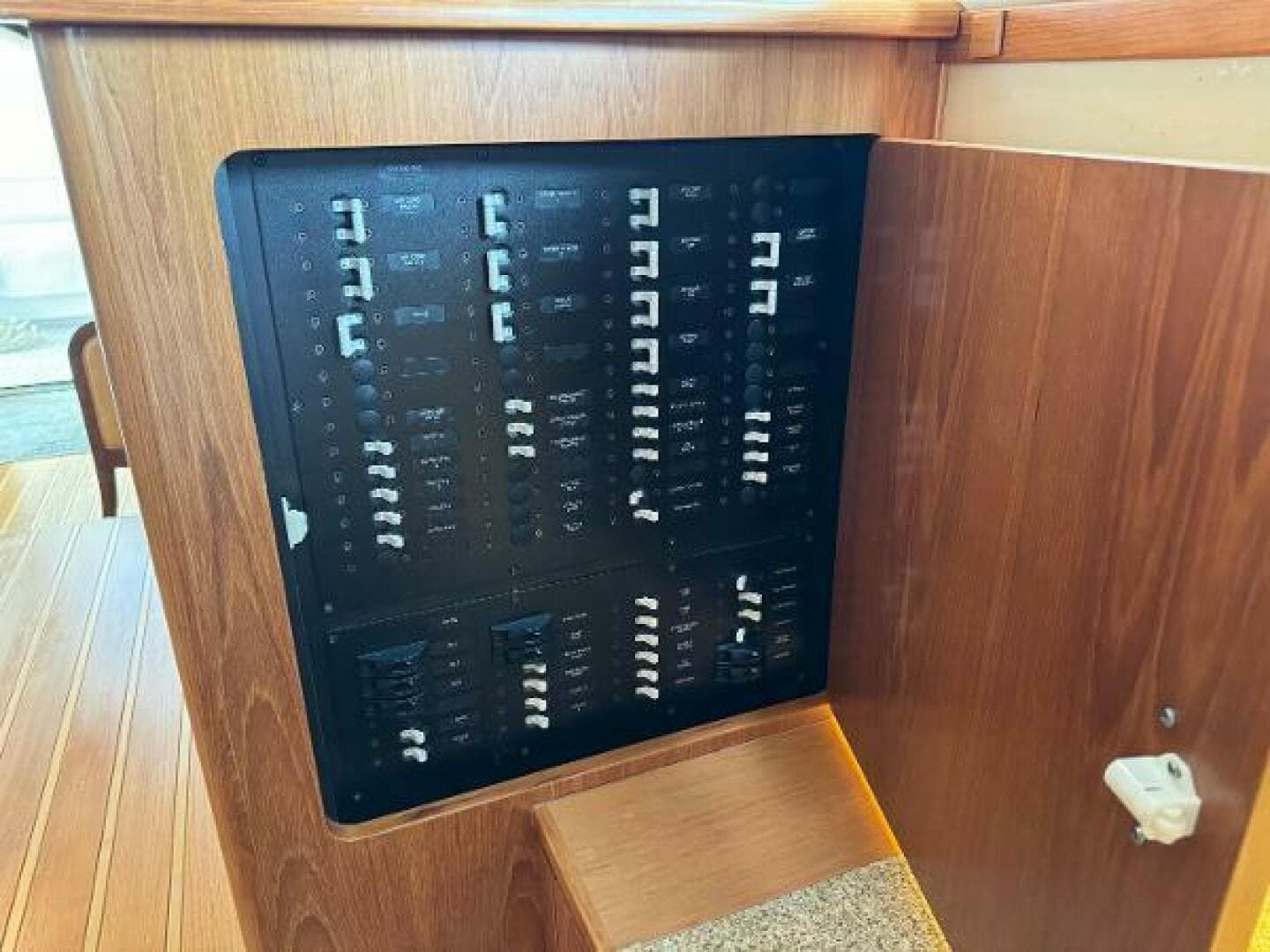 2010 Tiara Yachts 5800 Sovran — photo 49