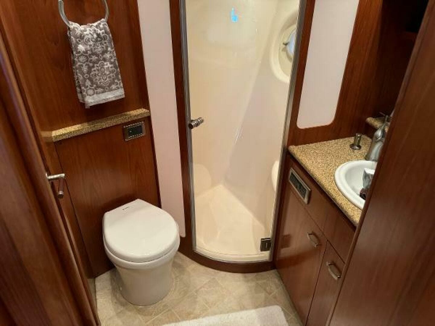 2010 Tiara Yachts 5800 Sovran — photo 65