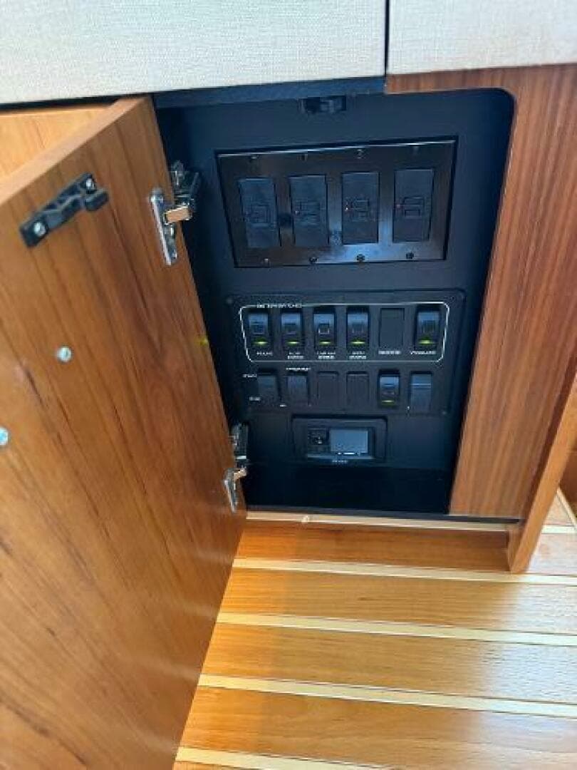 2010 Tiara Yachts 5800 Sovran — photo 44