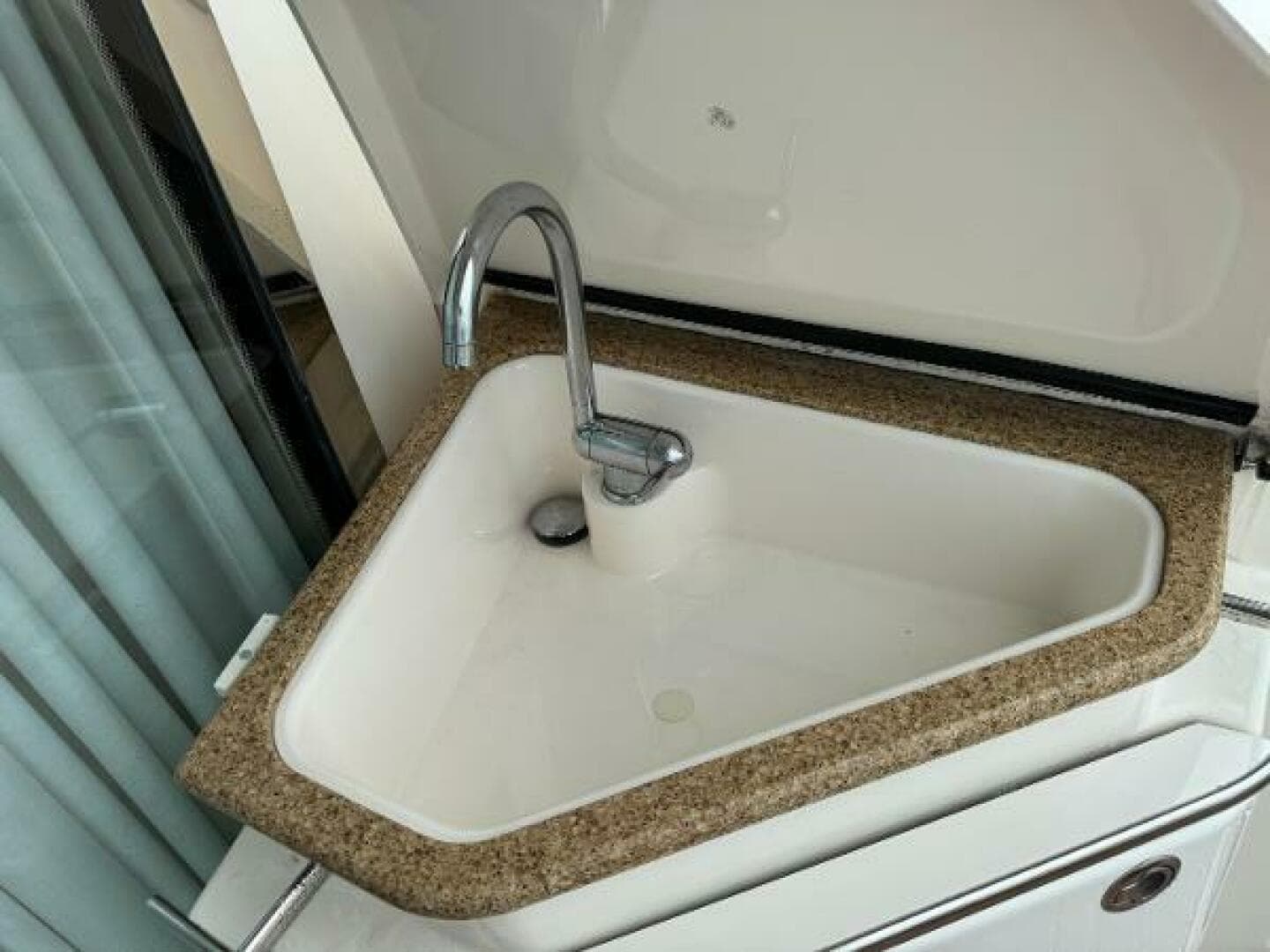 2010 Tiara Yachts 5800 Sovran — photo 17