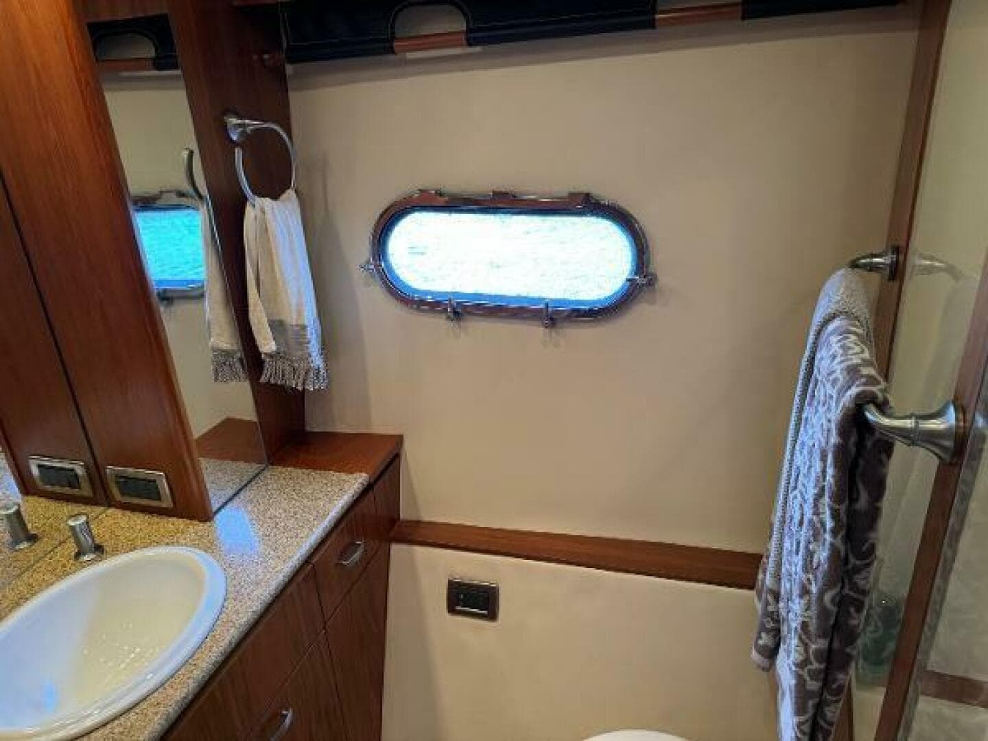 2010 Tiara Yachts 5800 Sovran — photo 86