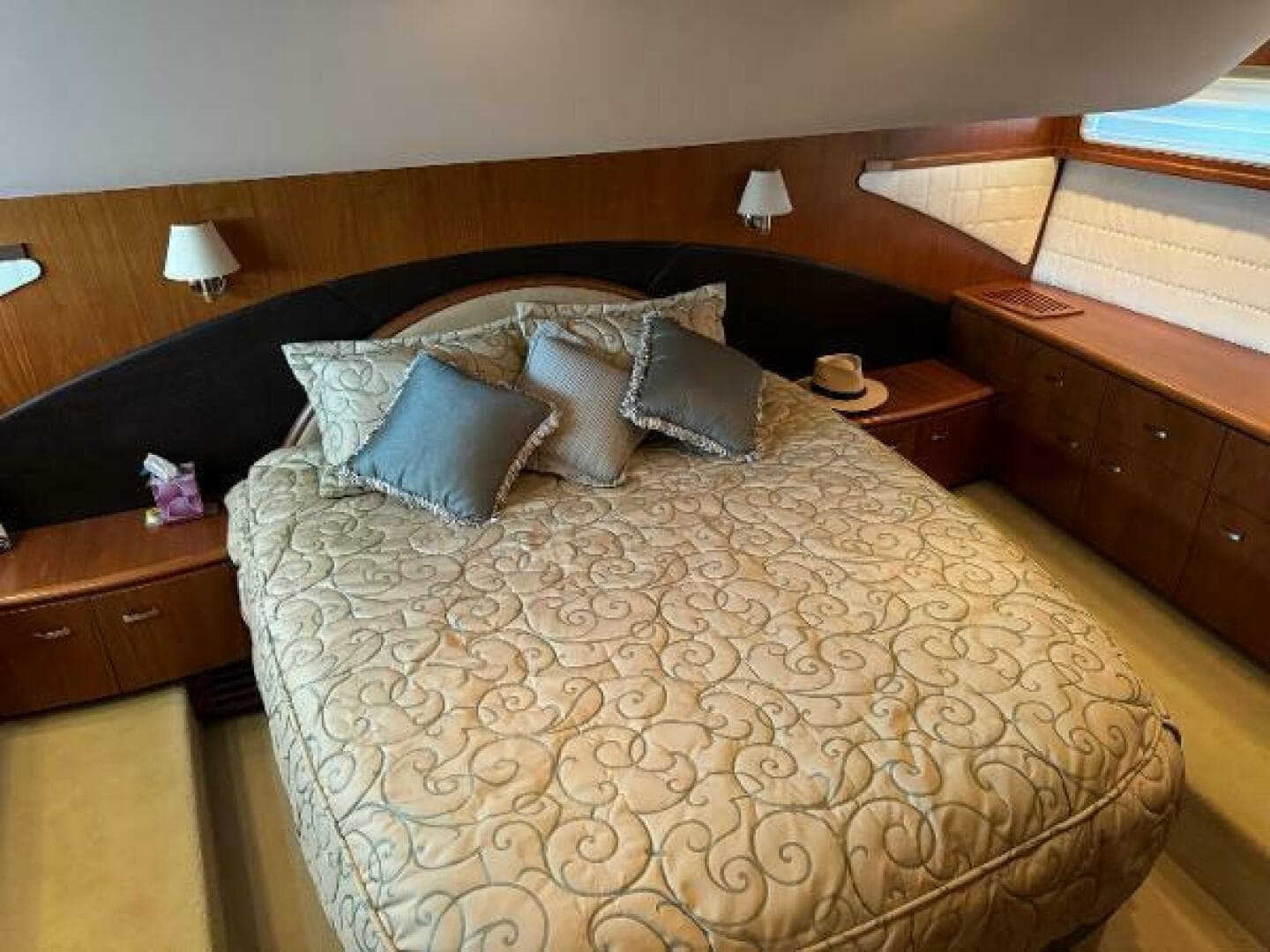 2010 Tiara Yachts 5800 Sovran — photo 76