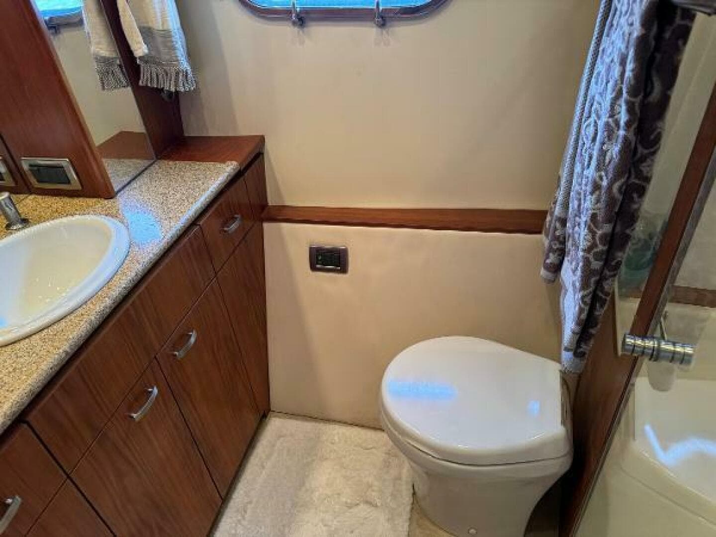 2010 Tiara Yachts 5800 Sovran — photo 87