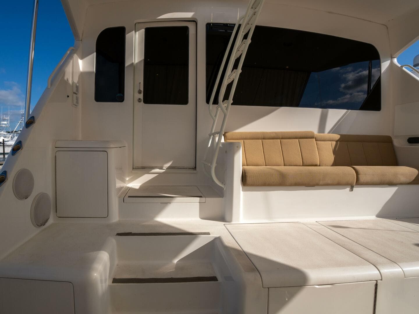 2005 Viking 74 Enclosed Bridge — photo 6