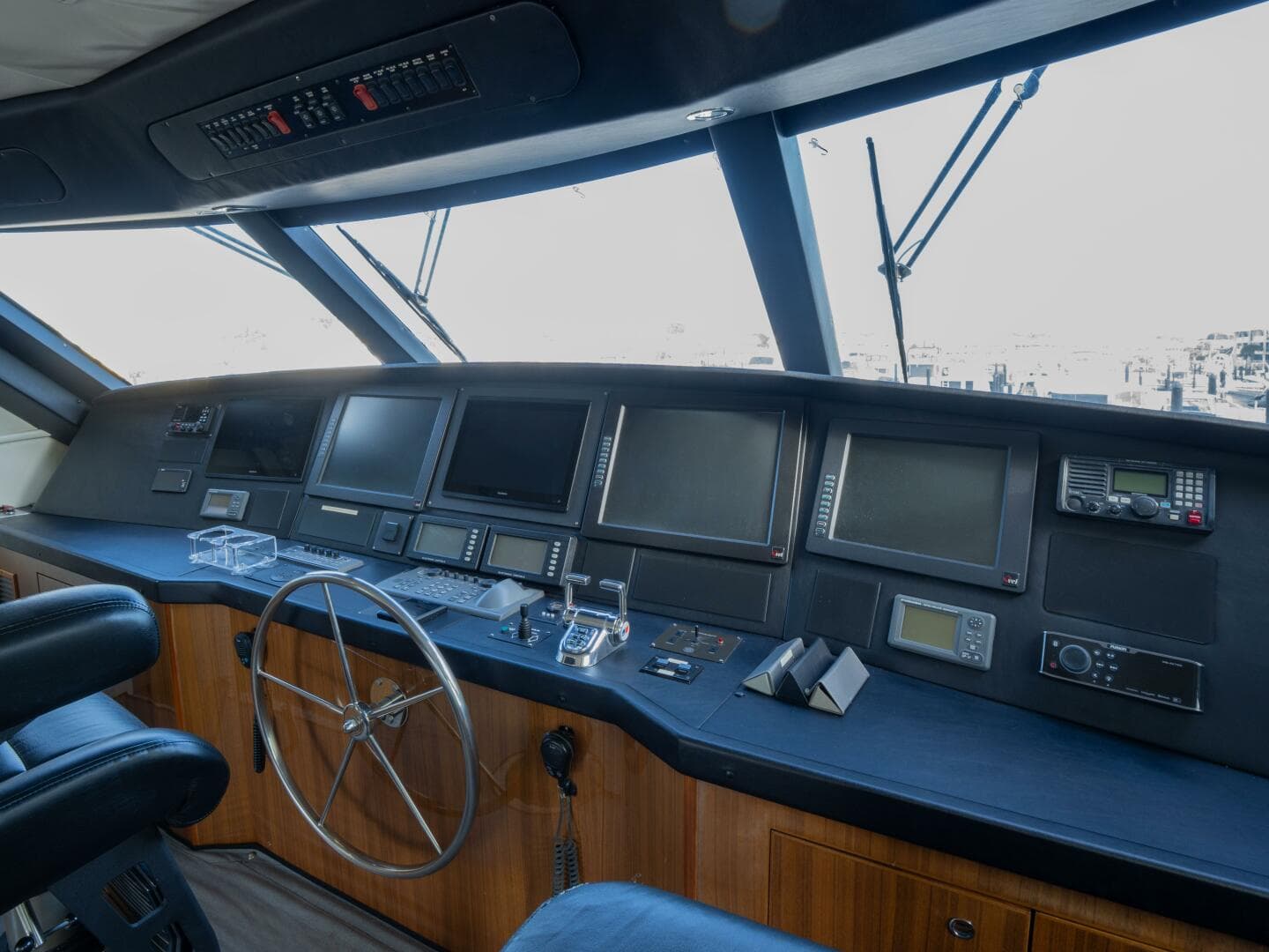 2005 Viking 74 Enclosed Bridge — photo 19