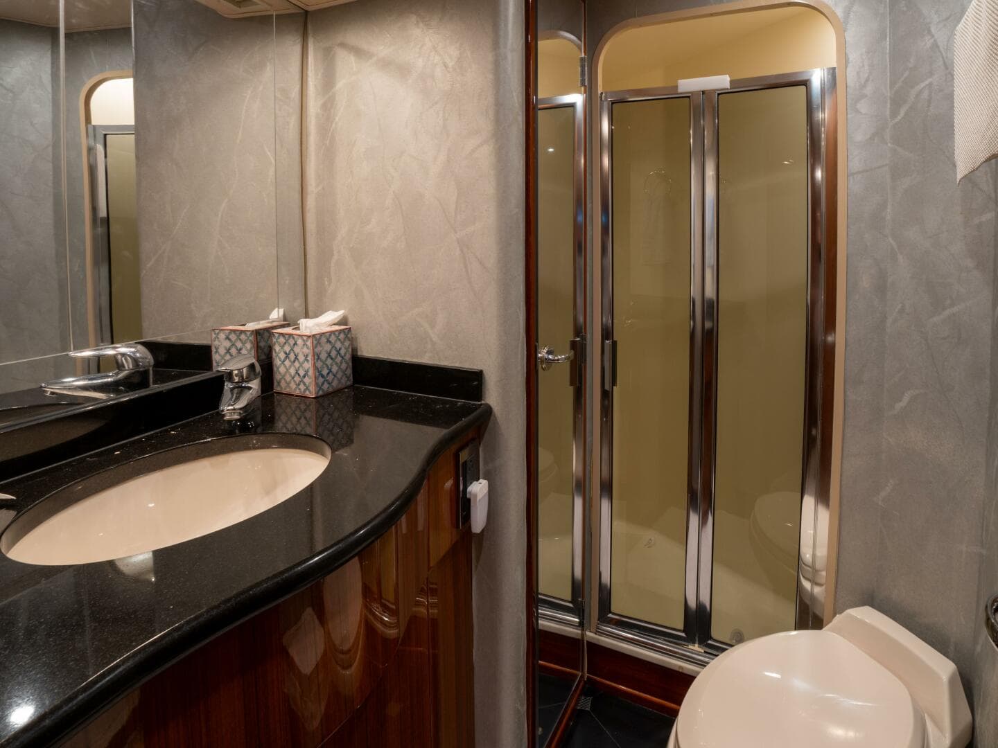 2005 Viking 74 Enclosed Bridge — photo 22