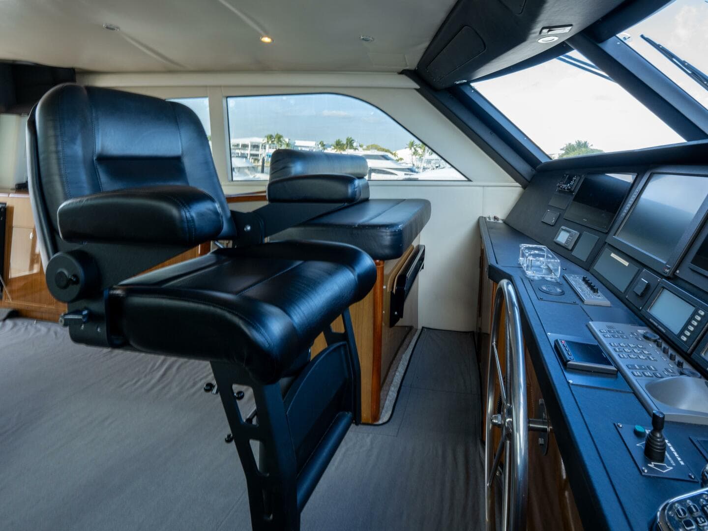 2005 Viking 74 Enclosed Bridge — photo 20