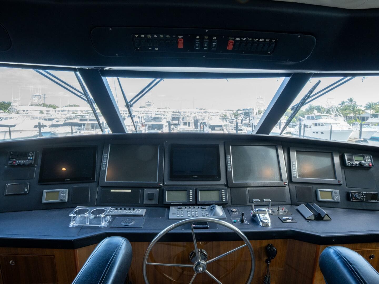 2005 Viking 74 Enclosed Bridge — photo 18