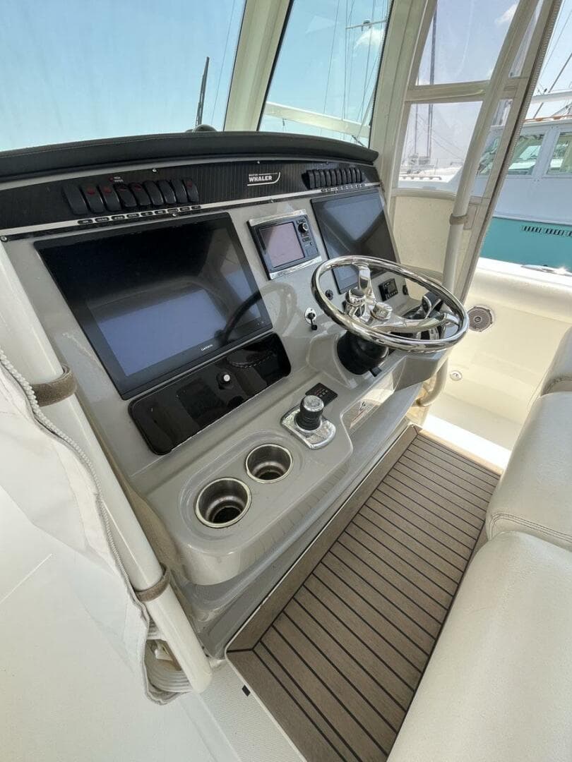 2015 Boston Whaler 350 Outrage — photo 11