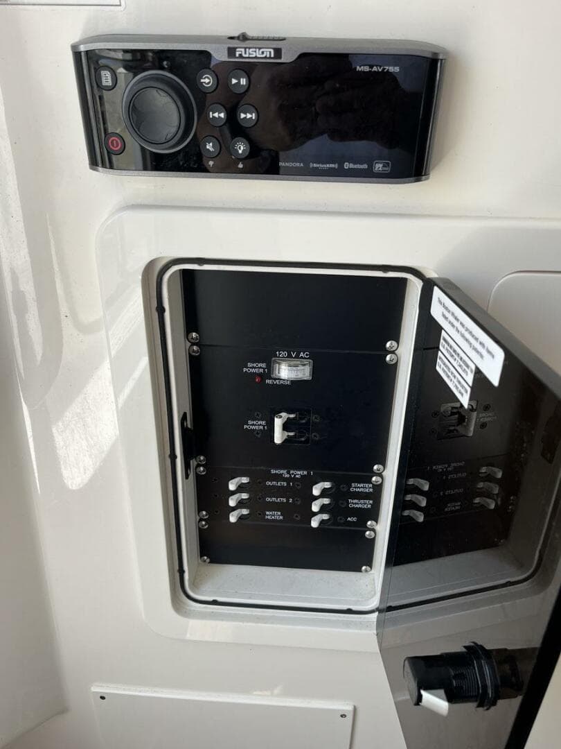 2015 Boston Whaler 350 Outrage — photo 16