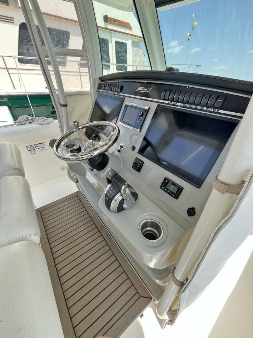 2015 Boston Whaler 350 Outrage — photo 13