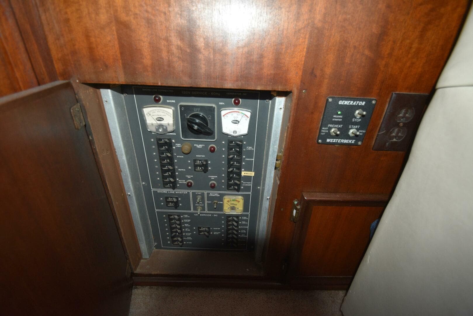 1978 Hatteras 46 Convertible — photo 26