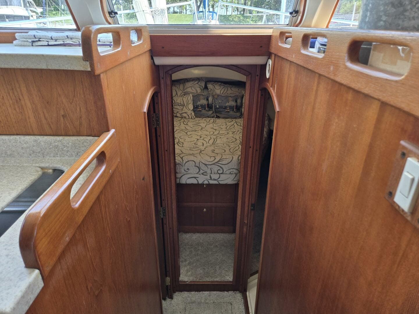 2001 Mainship 390 — photo 25