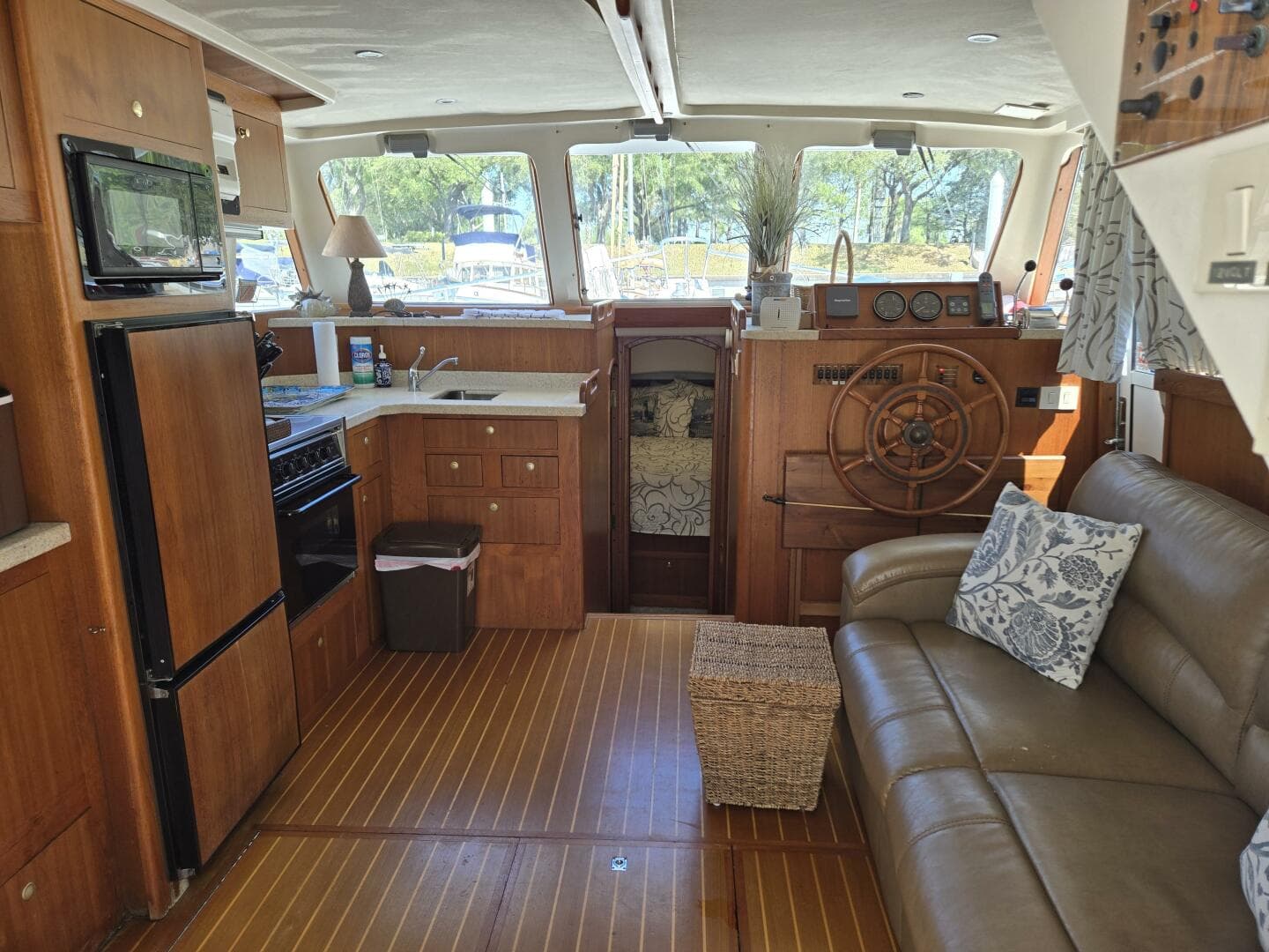 2001 Mainship 390 — photo 19