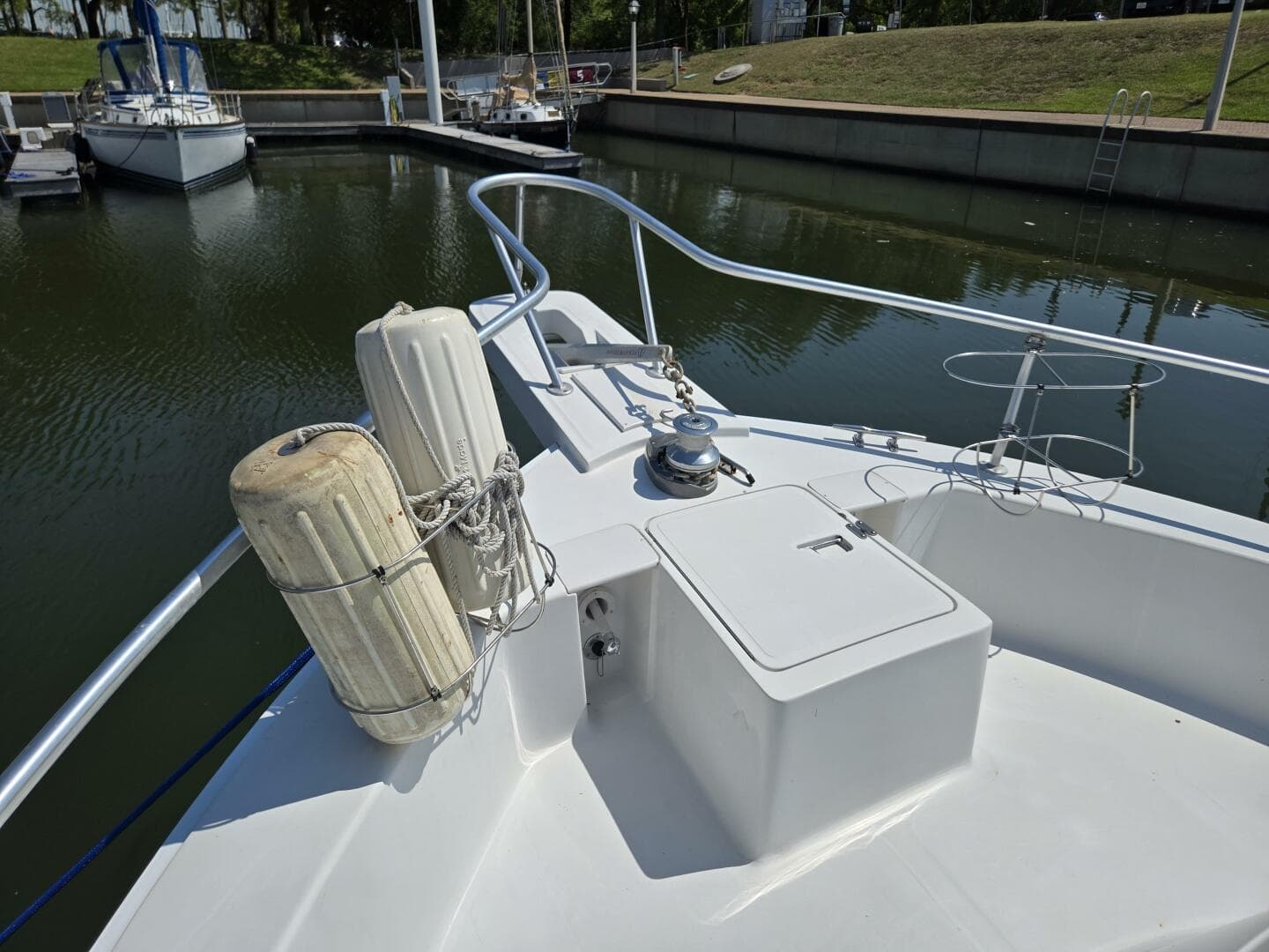 2001 Mainship 390 — photo 16