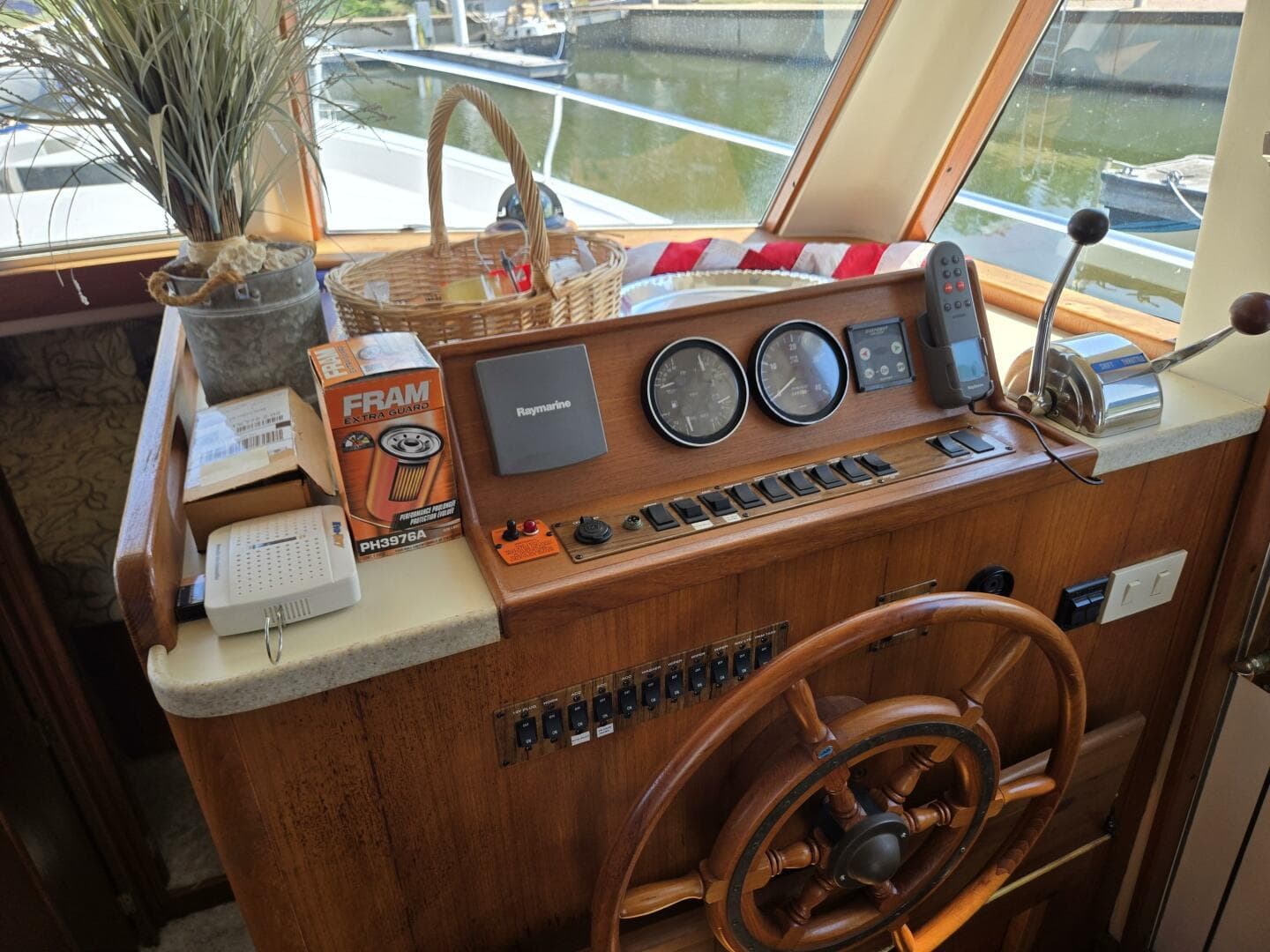 2001 Mainship 390 — photo 21