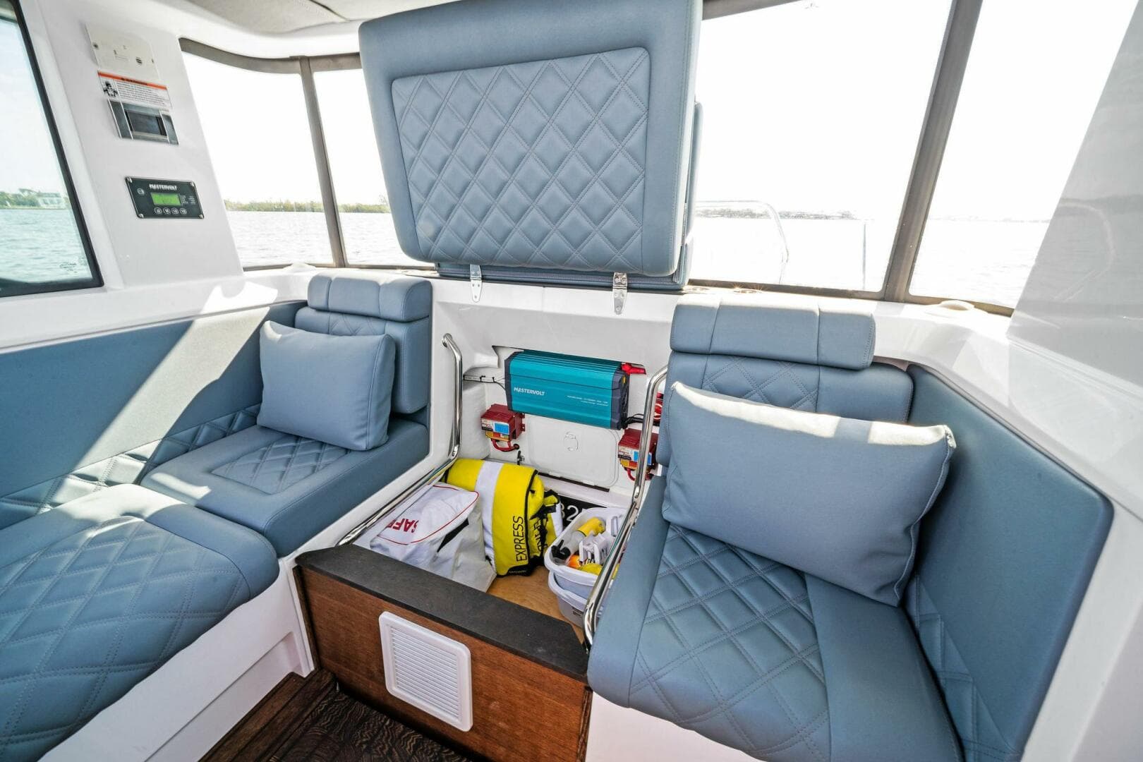 2022 Axopar 37 XC Cross Cabin — photo 16