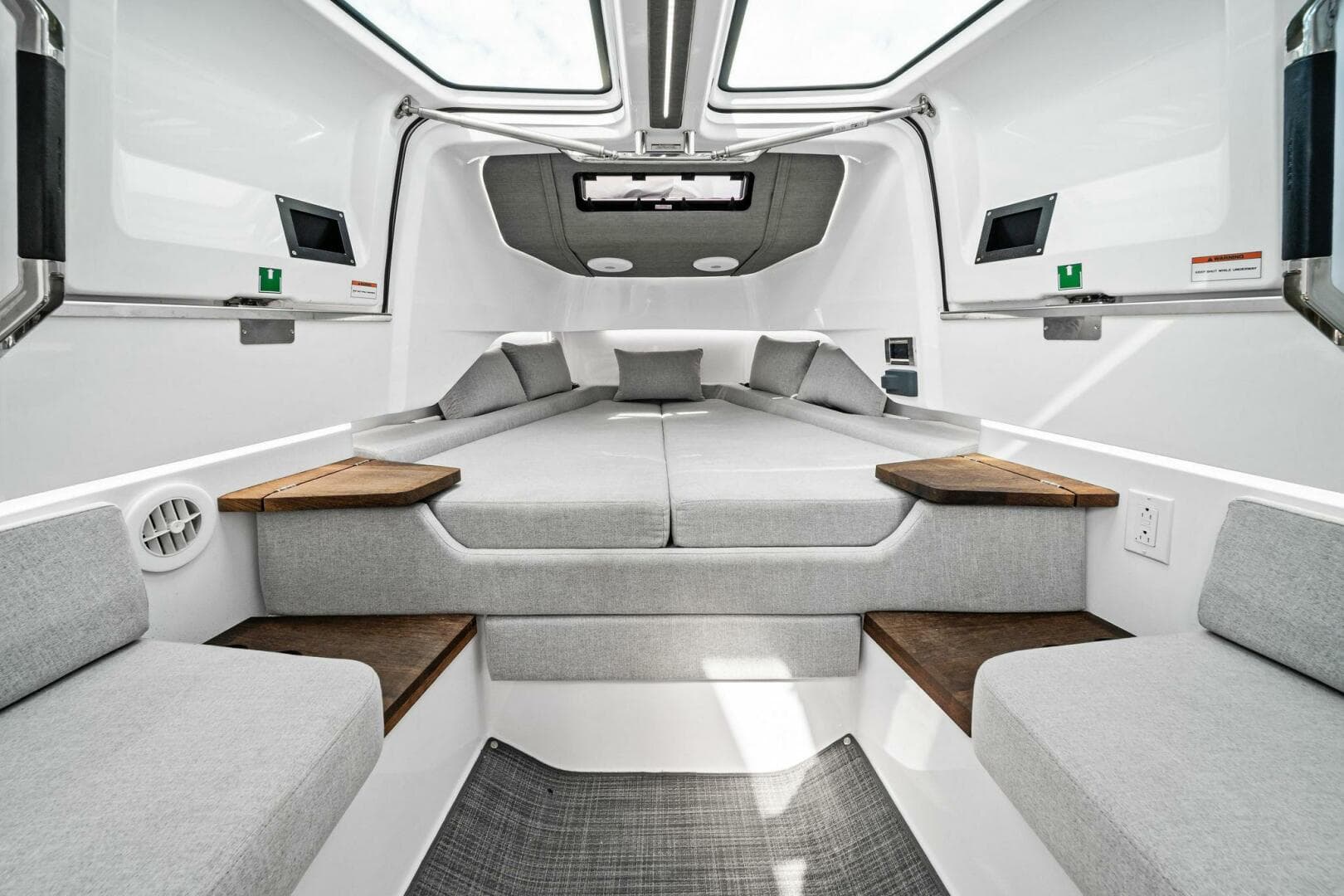 2022 Axopar 37 XC Cross Cabin — photo 2
