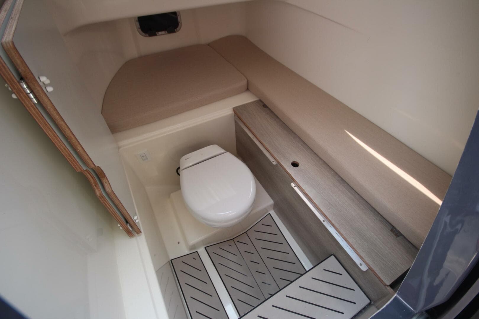 2024 Zodiac Medline 9 Neo — photo 34