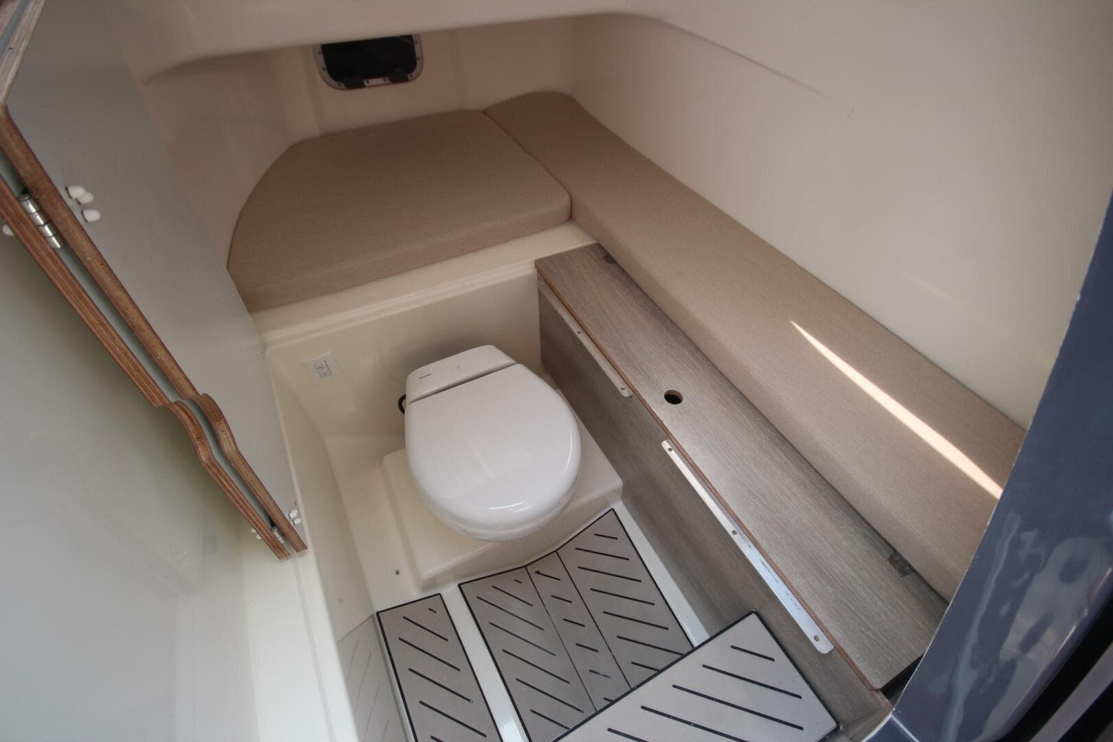 2024 Zodiac Medline 9 Neo — photo 33