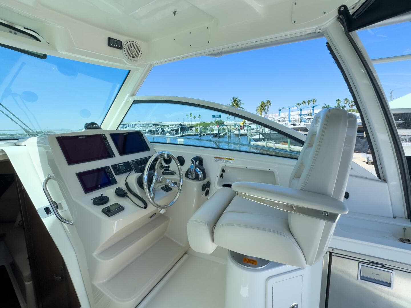2018 Boston Whaler 315 Conquest — photo 22
